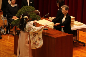 学部生代表へ学位記授与