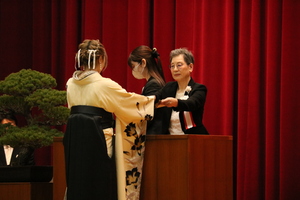 学部生代表へ学位記授与